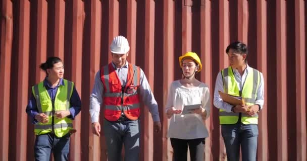 Groupe Travailleurs Ingénieurs Équipe Portant Casque Dur Sécurité Parler Marcher — Video
