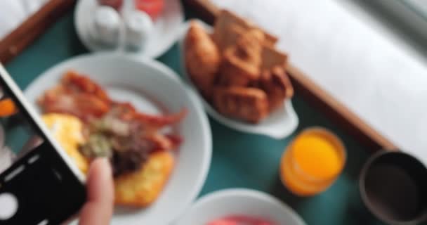 Ручная Съемка Завтрака Подается Смартфоном Утром — стоковое видео