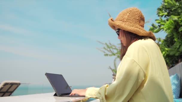 Bizneswoman Pracująca Prosto Plaży Kobieta Freelancer Słomkowym Kapeluszu Wpisując Swoim — Wideo stockowe