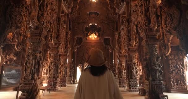パタヤの美しいタイの木造寺院のインテリアでの女性観光客の背面図 真実の聖域 Prasat Sut Tum 素晴らしいタイ旅行コンセプト — ストック動画