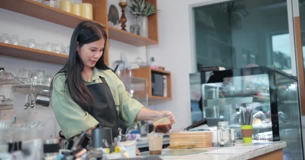 Aziatische Vrouw Barista Het Maken Van Koffie Kopje Zijn Coffeeshop — Stockvideo