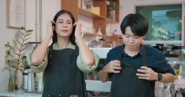 Een Paar Aziatische Vrouwen Dragen Een Schort Staan Voor Toonbank — Stockvideo