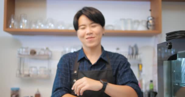 Azji Chłopiec Kobieta Właściciel Kawiarnia Noszenie Fartuch Stoisko Licznik Uśmiechnięty — Wideo stockowe