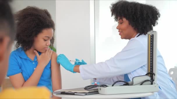 Bambini Afro Americani Vaccinati Clinica Ospedale Con Infermiera Mano Che — Video Stock