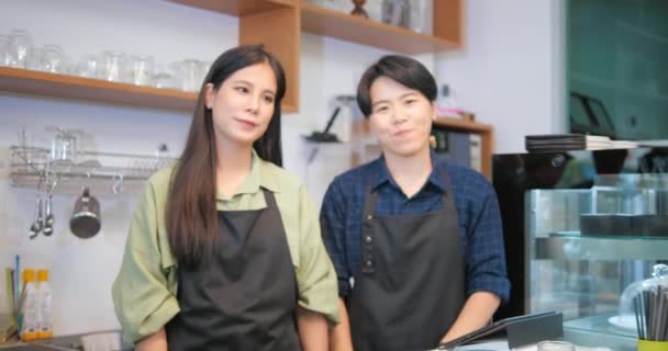 Par Mulheres Asiáticas Vestindo Aventais Ficam Frente Balcão Uma Cafeteria — Vídeo de Stock