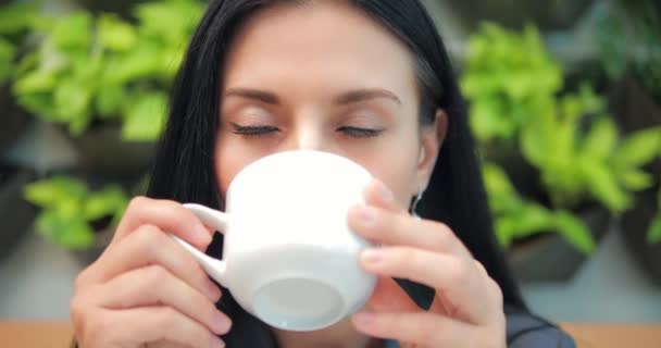 Detailní Záběr Usměvavé Podnikatelky Obleku Sedící Kavárně Popíjející Kávu Dívající — Stock video