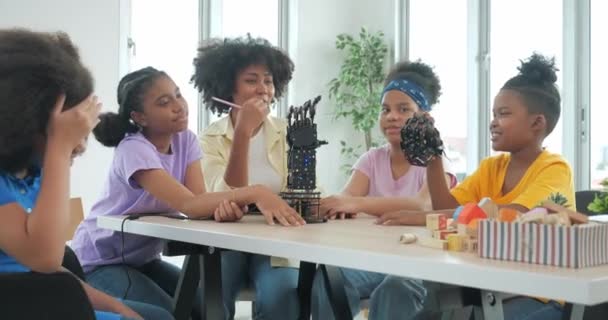 非洲黑人学生小组学习机械臂学校 教师在机械工程系教室协助小学生 技术和创新概念 — 图库视频影像