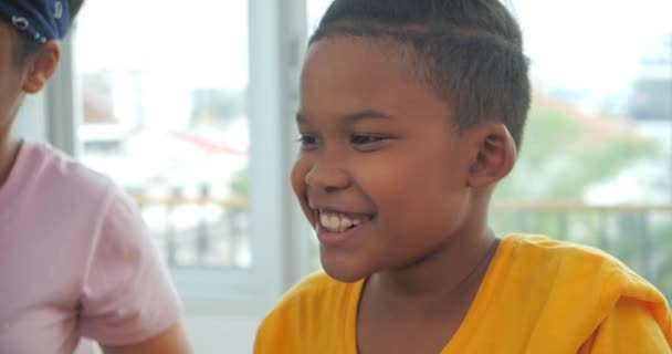 Crianças Negras Africanas Aprendendo Discutir Expressar Sala Aula Grupo Crianças — Vídeo de Stock