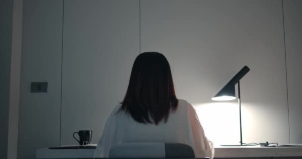Zadní Pohled Asijské Ženy Pracující Pozdě Noci Přesčas Doma Bolest — Stock video
