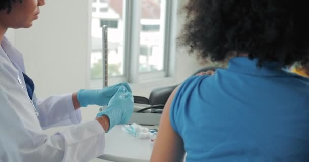 Afro Amerikaanse Kinderen Krijgen Vaccin Kliniek Ziekenhuis Met Hand Verpleegkundige — Stockvideo