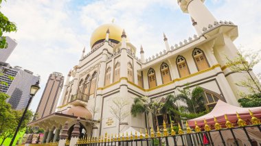 Singapur - 23 Eylül 2022: Muscat Caddesi ve Kuzey Köprüsü Yolu üzerindeki Mescid Sultan Camii Singapur 'un Kampong Glam bölgesinde yer almaktadır.