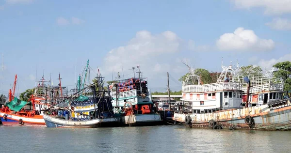 タイのピピ島 2021年2月 Covid 19の間に観光客はいませんピピ島には多くのタクシーボートが停まっていますタイのクラビ州 観光客がいないとマリーナに停泊中の船は — ストック写真