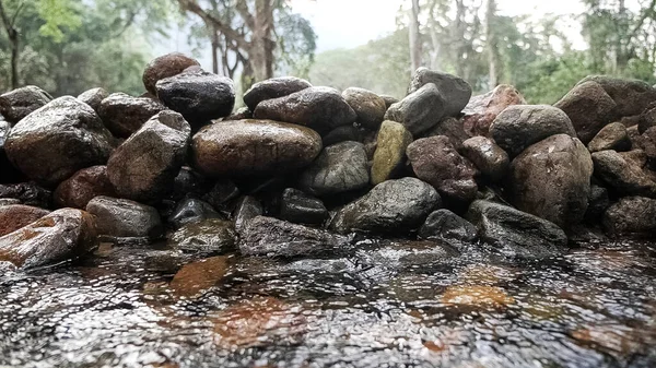 Montones Piedras Rocas Sobre Cascadas Vierten Bosque — Foto de Stock