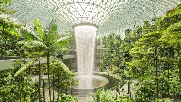 23 Eylül 2022: Singapur 'daki Changi Havalimanı' ndaki Jewel alışveriş merkezinde şelale görüntüsü