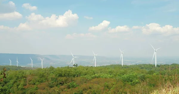 Hermoso Paisaje Montaña Soleado Aerogenerador Turbinas Eólicas Cima Una Montaña — Foto de Stock
