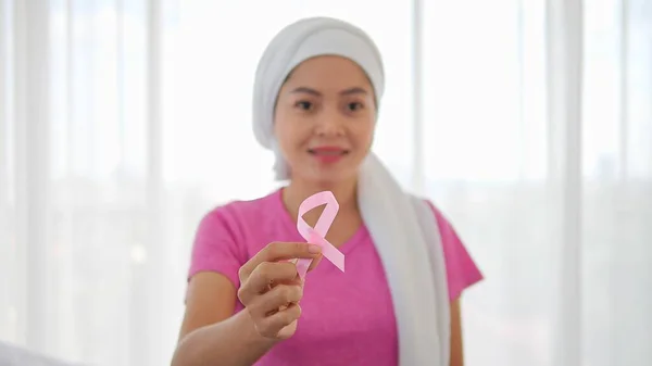 Pacjentka Rakiem Piersi Trzymająca Różową Wstążkę Wsparcie Osób Żyjących Chorych — Zdjęcie stockowe