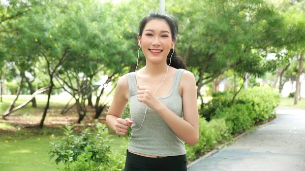 Šťastná Asijská Žena Jogging Veřejném Zeleném Parku Fitness Dívka Běží — Stock fotografie
