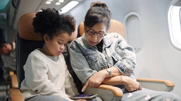 Mère Fille Assis Dans Avion Passagers Utilisant Smartphone Profiter Regarder — Photo