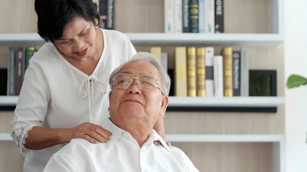 Houden Van Aziatische Senior Paar Ontspannen Zitten Bank Thuis Gelukkige — Stockfoto