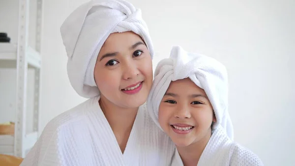 Usmívající Asijská Matka Dcera Nosí Ručníky Hlavě Sprše Dívají Kamery — Stock fotografie