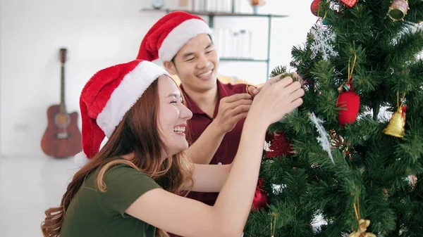 Couple Asiatique Décorant Arbre Noël Créer Ambiance Festive Maison Confortable — Photo