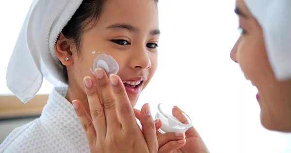 Asian Mother Adding Treatment Cream Cheek Little Girl Spa Dress — Stock Photo, Image