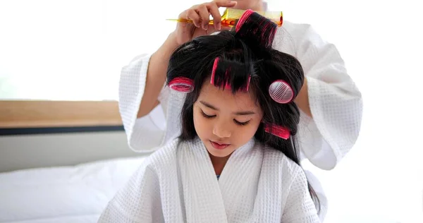 Mutlu Asyalı Küçük Kız Annesi Saçını Tarıyor Saç Bigudiyle Evde — Stok fotoğraf