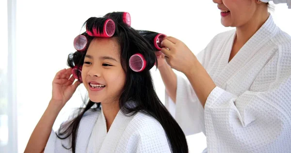 Mutlu Asyalı Küçük Kız Annesi Saçını Tarıyor Saç Bigudiyle Evde — Stok fotoğraf