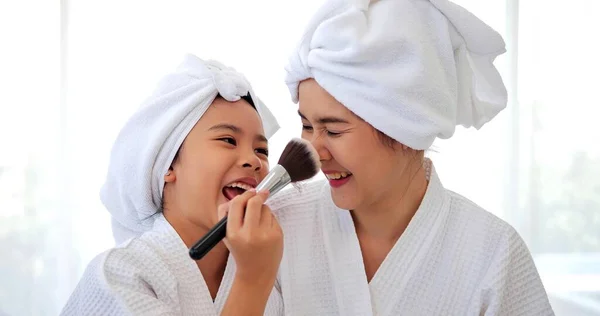 Mutlu Asyalı Kız Anne Banyodan Sonra Makyaj Yapıyor Evde Birlikte — Stok fotoğraf
