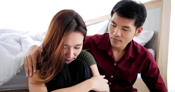 사랑하는 아시아인 남자가 아내와 하려고 남자가 침대에 앉아서 있다고 가정해 — 스톡 사진