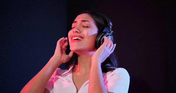 Mujer Asiática Feliz Escuchando Música Auriculares Estudio Con Luces Neón —  Fotos de Stock