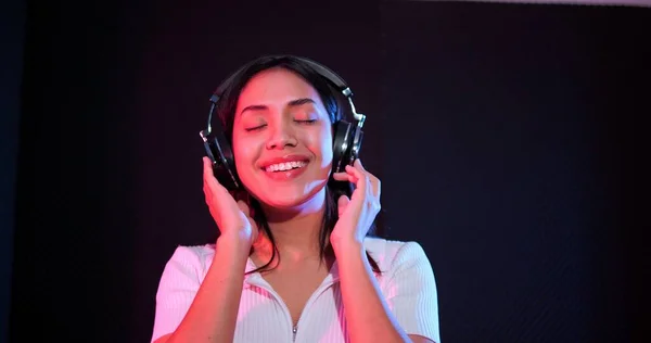 Felice Donna Asiatica Ascoltando Musica Cuffia Studio Con Luci Neon — Foto Stock