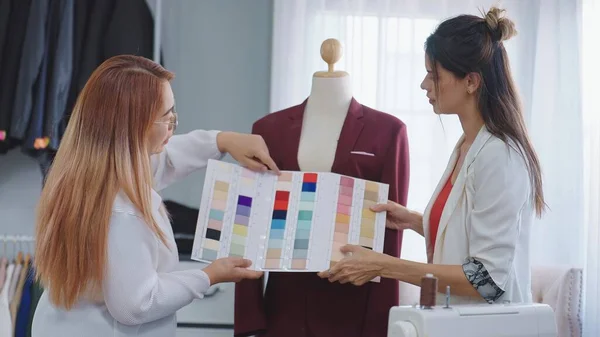 Dois Profissional Asiático Mulher Moda Designer Selecionar Cores Para Homens — Fotografia de Stock