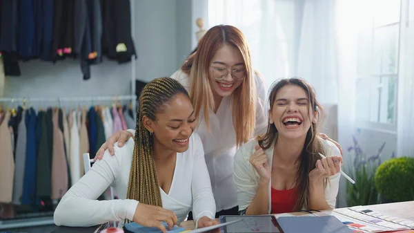 Grupo Diseñadora Moda Joven Sonríe Juntos Momento Alegre Para Éxito —  Fotos de Stock