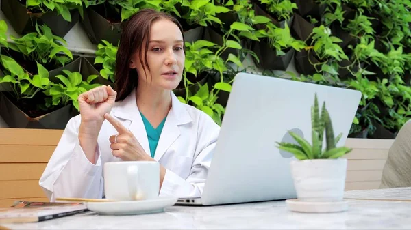 Kvinnlig Doktorand Pratar Med Kollegor Genom Ett Videosamtal Med Bärbar — Stockfoto
