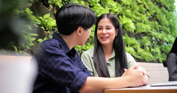Две Пары Азиатских Лесбиянки Говорят Поощряют Друг Друга Кафе Ресторане — стоковое фото