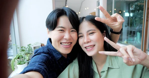 Usmívající Tvář Mladé Asijské Lesbičky Pár Přičemž Selfie Smartphone Kavárně — Stock fotografie