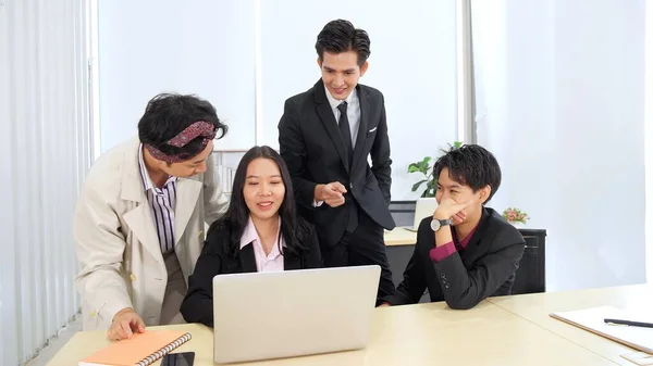 幸せなアジアのビジネスマンのグループは オフィスの机の上にラップトップでブレインストーミングし 作業します — ストック写真