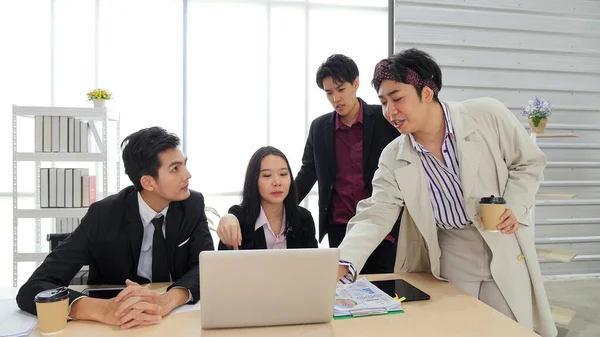 Группа Счастливых Азиатских Бизнесменов Мозговой Штурм Работа Ноутбуком Рабочем Столе — стоковое фото
