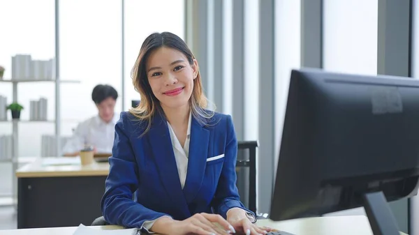Sorrindo Rosto Jovem Asiático Empresária Vestindo Terno Olhando Para Câmera — Fotografia de Stock