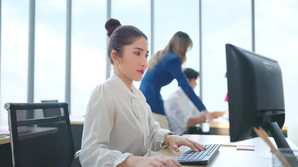 Mujer Asiática Empleada Usando Ordenador Para Trabajar Escritorio Oficina —  Fotos de Stock