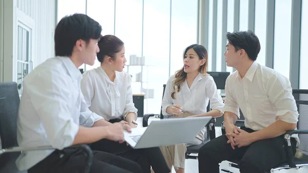 Команда Молодых Азиатских Бизнесменов Встречается Обсуждает Использование Ноутбука Показывающего Данные — стоковое фото