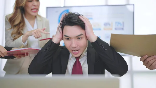 Mladý Asijský Podnikatel Pracující Cítí Zuřivý Stres Mají Problémy Práci — Stock fotografie