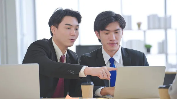 Dos Jóvenes Hombres Negocios Asiáticos Que Usan Traje Discutiendo Datos —  Fotos de Stock
