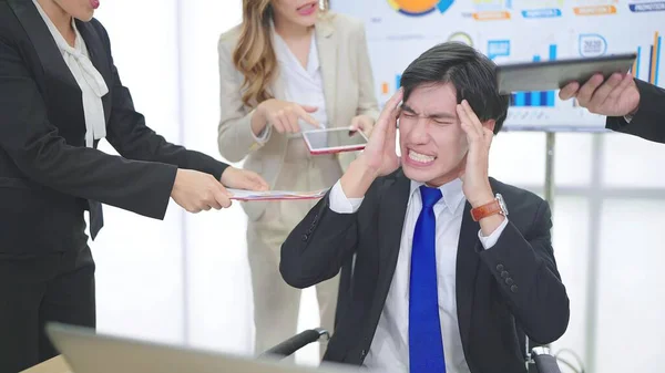 Joven Asiático Hombre Negocios Trabajo Siente Furioso Estresado Tener Problemas —  Fotos de Stock