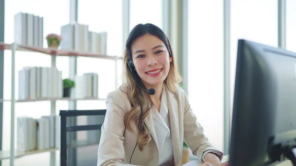 Cara Fresado Joven Mujer Asiática Operador Atención Cliente Con Auriculares —  Fotos de Stock
