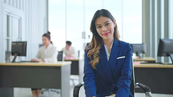 Usmívající Tvář Mladé Asijské Podnikatelky Obleku Při Pohledu Kameru — Stock fotografie