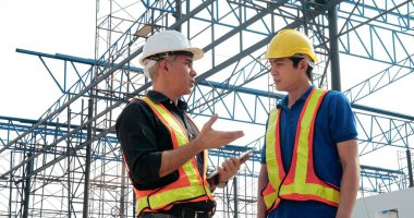 İki mühendis Kafkasyalı ve Asyalı inşaat alanı inşaatı, inşaat mühendisi ile emlak projesini tartıştılar