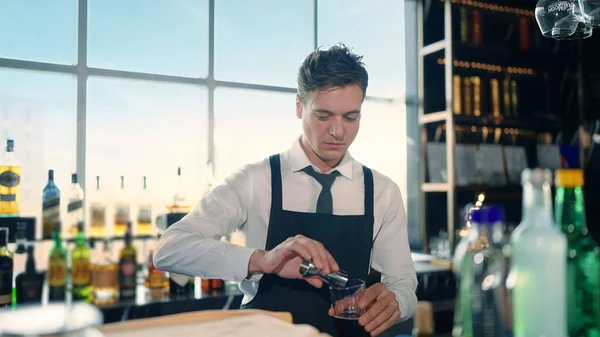 Profession Bartender Making Cocktail Bar Restaurant Bartender Mixes Ingredients Alcoholic — Stock Photo, Image