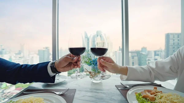 Close Mãos Casal Fazendo Brinde Com Copo Vinho Para Jantar — Fotografia de Stock